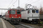 EISENBAHNDIENSTLEISTER GmbH.
Zusammentreffen von IR Basel-Zürich mit Re 4/4 II 11134 und der 142 103-1 in Rheinfelden am 10. Dezember 2020.
Foto: Walter Ruetsch