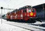 SOB: Ae 477 910 Werbelok  STOOS  (ehemals DDR) auf den nächsten Einsatz wartend in Einsiedeln im Februar 1999.