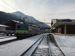 Die Re 420 505-0 schiebt ihren EWIII Pendel als RE 4073 aus Erlenbach Richtung Zweisimmen, 02.01.2017.