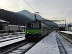 Die Re 420 504-3 erreicht am 02.01.2017 mit ihrem EWIII Pendel als RE 4072 Erlenbach.