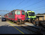 travys - Re 4/4  420 503-5 ( Ex BLS, Ex SBB ) abgestellt in Aarberg neben BLS Regio nach Kerzers am 10.10.2018