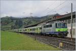 Die BLS Re 4/4 II 501 erreicht mit ihrem RE 4064  GoldenPass  von Zweisimmen nach Spiez fahrend ihren ersten Halteot Boltigen.

22. Okt. 2019