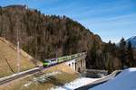 Re 420 502-7 der BLS am 09.02.2020 mit dem RE 4073 bei Weissenburg.