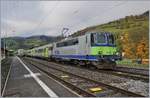 Die BLS Re 4/4 501 mit einem RE nach Spiez beim Halt in Boltigen.