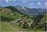 In der schönen Landschaft des Simmentals bei Garstatt ist die Re 4/4 II 502 ist mit einem Regioexpress nach Interlaken Ost unterwegs.