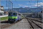 Die BLS Re 4/4 II 501 mit ihrem RegioExpress RE 4077 von Interlaken Ost nach Zweimmen bei der Ankunft in Spiez. 

19. August 2020