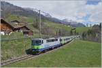 Bei Enge im Simmental ist die BLS Re 4/4 II 504 mit ihrem RE aus EW III Wagen auf dem Weg nach Zweisimmen.