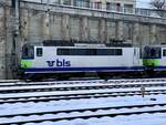 Die Re 420 501 der BLS am 12.12.21 beim Bahnhof Spiez abgestellt.