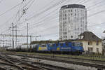 Doppeltraktion, mit den WRS Loks 421 381-5 und 420 502-3 durchfährt am 22.12.2022 den Bahnhof Pratteln.