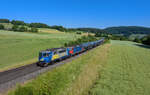 Re 420 502 + Re 421 374 mit einem Kesselzug am 07.06.2023 bei Hornussen.