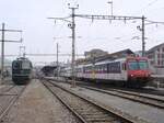 Der SBB-RBDe 560 061  Sins  mit einem AB und dem Bt 975 (beide ehemals Thurbo/Seehas) verlässt am 28. Oktober 2007 den Bahnhof Huttwil als S6 Richtung Langenthal. Die Einsätze von SBB-Zügen auf dieser Linie dienten dem Kilometerausgleich zwischen SBB und BLS. Daneben steht die BLS-Re 420 511-8 (ehemals SBB Re 4/4 II 11105) mit einem Reserve-Pendelzug. Fotostandort auf der Strasse hinter dem Prellbock des Abstellgleises.