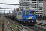 Re 420 502-7 der WRS durchfährt am 08.02.2024 den Bahnhof Pratteln.