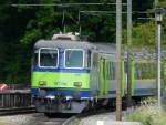 bls - Nachschuss vom einem Schnellzug Bern - Neuchtel bei der Durchfahrt im Bahnhof Gmmenen am Schluss die Schiebende Re 4/4 420 510-0 am 16.05.2009