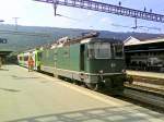 bls - Abschleppdienst der BLS mit der Re 420 511-8 vor dem Liegengebliebenen Pendelzug im Bahnhof Biel am 01.07.2009 ( Bild wurde  Hndykamera geschossen )