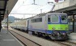 An Stellte eines EWIII Pendels, steht am 11.06.10 dieser Oldtimer mit der Re 420 505-0 im RE-Dienst Bern-Luzern.