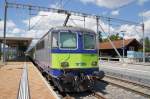 Bahnhof Ins am 27.07.2010 stsst Re 4/4 505 der BLS ihren Re nach Neuchtel.