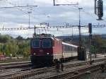 525 510-0 ex SBB Re 4/4 II in Rot mit gemiteten SBB Wagen 2 Kl + 1/2 Kl in Blau/Creme + Steuerwagen in Grn bei der Ausfahrt in Lyss richtung Aarberg als Regionalzug am 07.10.2006