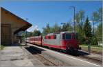 Bei der SBB als als Re 4/4 II 1119 1967 in Dienst gestellt, verkehrt die Re 4/4 II nun als Re 9185 4 420 503-6 CH TVYS bei Travys, hier mit einem Schülerzugs bei der Ankunft in Le Pont.