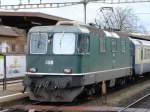 Re 4/4 420 508 vor einem Saalenweidli bls Pendelzug im Bahnhof von Lyss am 03.03.2007