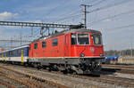 Re 4/4 II 11301 durchfährt den Bahnhof Muttenz.