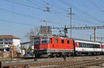 Re 4/4 II 11126 durchfährt den Bahnhof Pratteln. Die Aufnahme stammt vom 27.02.2017.