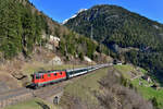 Re 4/4 11152 mit einem IR am 10.04.2015 oberhalb von Wassen. 