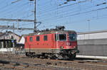 Re 4/4 II 11296 (420 296-6) durchfährt den Bahnhof Rothrist.