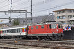 Re 4/4 II 11136 durchfährt den Bahnhof Sissach.