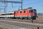 Re 4/4 II 11303 durchfährt den Bahnhof Muttenz. Die Aufnahme stammt vom 10.03.2017.