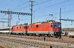 Doppeltraktion, mit den Loks 11134 und 11304, durchfahren den Bahnhof Muttenz.