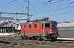 Re 420 296-6 (11296) durchfährt den Bahnhof Rothrist.