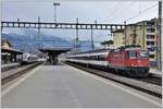 IC928 mit Re 4/4 II 11125 und S12 in Sargans.