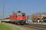 Re 4/4 II 11301, fährt Richtung Bahnhof Sissach.