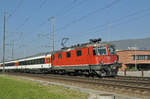 Re 4/4 II 11195, befindet sich kurz vor dem Bahnhof Sissach.