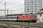 Re 4/4 II 11302 durchfährt den Bahnhof Pratteln. Die Aufnahme stammt vom 22.03.2017.