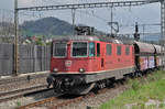 Re 4/4 II 11317 durchfährt den Bahnhof Gelterkinden.