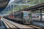 Personenzuglok vor Güterzug. Die Re 4/4 II 11161 gehört eigentlich zum Bestand von SBB Personenverkehr und hat am 10. April 2017 zusammen mit einer Schwesterlok den VSOE von Basel nach Chiasso gebracht. Am Nachmittag leistete sie dem bereits vorher gezeigten Stahlzug mit der Re 6/6 11684 Unterstützung für die Bergfahrt über den Ceneri. Ebenfalls per Güterzug gelangte die Lok später auch wieder in die Deutschschweiz - Personenzüge Tessin - Deutschschweiz mit Re 4/4 II gibt es seit dem letzten Fahrplanwechsel nur noch an Wochenenden.