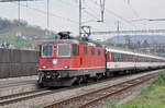 Re 4/4 II 11304 durchfährt den Bahnhof Gelterkinden.