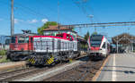 Voller Bahnhof in Chavornay am 13. April 2017. Re 4/4 II 11280 wartet auf ihren nächsten Einsatz. TRAVYS Am 842 705 ist gerade aus Richtung Les Granges mit Schiebewandwagen eingetroffen und rangiert jetzt im Gleis 1 und RABe 524 026 steht als S5 Lausanne - Grandson zur Abfahrt bereit.