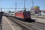 Re 4/4 11304 berstellt eine interessante Fuhre Richtung Olten: Regiolis tricourant Z 31501 M der SNCF. Pratteln, April 2017.