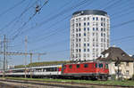 Re 4/4 II 11332 durchfährt den Bahnhof Pratteln. Die Aufnahme stammt vom 10.04.2017.