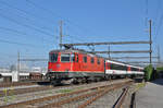 Re 4/4 II 11301 durchfährt den Bahnhof Muttenz. Die Aufnahme stammt vom 08.04.2017.