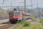 Re 4/4 II 11317 wartet beim Bahnhof Gelterkinden. Die Aufnahme stammt vom 06.04.2017.