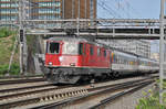 Re 4/4 II 11181 durchfährt den Bahnhof Muttenz. Die Aufnahme stammt vom 13.04.2017.