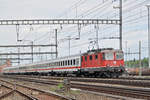 Re 4/4 II 11155 durchfährt den Bahnhof Muttenz. Die Aufnahme stammt vom 14.04.2017.