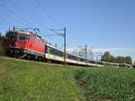 Die SBB Re 4/4 II Nr. 11152 zog am 30. April 2017 den langen Ersatzzug als IR 2078 und die SBB Re 4/4 II Nr. 11143 (sieht man im Bild nur schlecht)am Zugende, vom Abstellgleis im Bahnhof Effretikon zum Bahnhof Zürich Flughafen, anschliessend nach Basel SBB. Das Bild entstand bei wunderschönem Wetter zwischen Bassersdorf und Baltenswil.