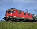 Ein Porträt der SBB Re 4/4 II Nr. 11300: Die Lok verkehrte am 30. April 2017 mit einem Extrazug in Richtung Zürich. Diese Aufnahme entstand zwischen Bassersdorf und Baltenswil.