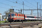 Re 4/4 II 11109 durchfährt den Bahnhof Pratteln.