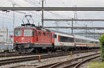 Re 4/4 II 11125 durchfährt bei trübem Wetter den Bahnhof Muttenz. Die Aufnahme stammt vom 08.05.2017.