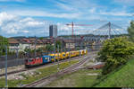 Re 4/4 II 11266 überführt am 12. Mai 2017 mehrere Gleisbaumaschinen. Hier bei der Ausfahrt aus dem Güterbahnhof Winterthur, wo der Zug die Überholung durch mehrere Personenzüge abgewartet hat.